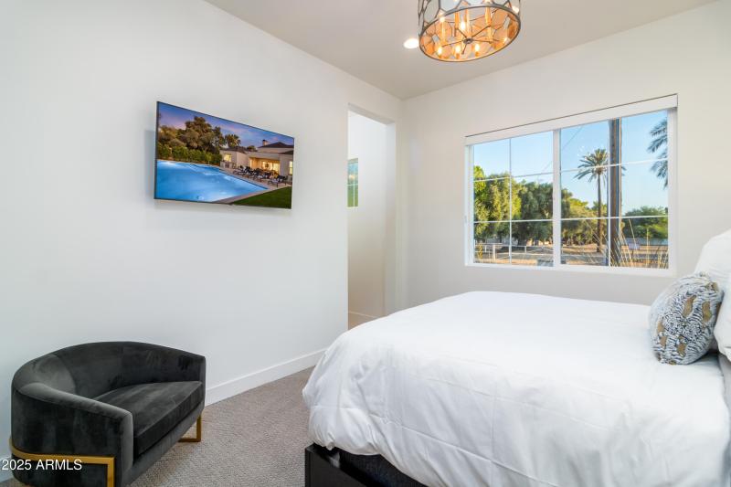 10 W Frier Dr (31).jpg-FULL