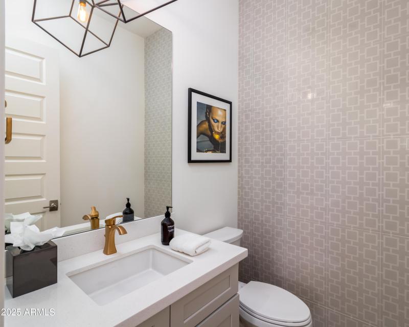 10 W Frier Dr (33).jpg-FULL