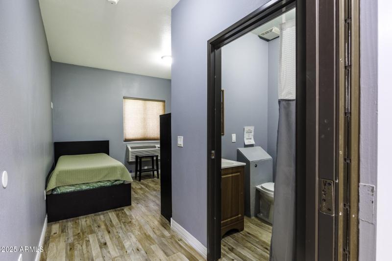 Smaller Suite (121-124, 128-132) 1