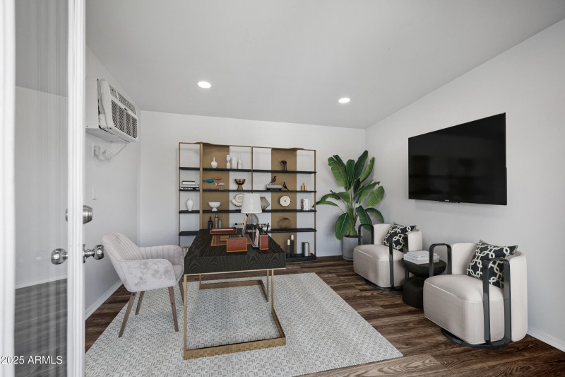 Detached office/bedroom/guest quarters