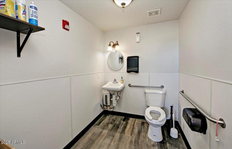 Unit B bathroom 2