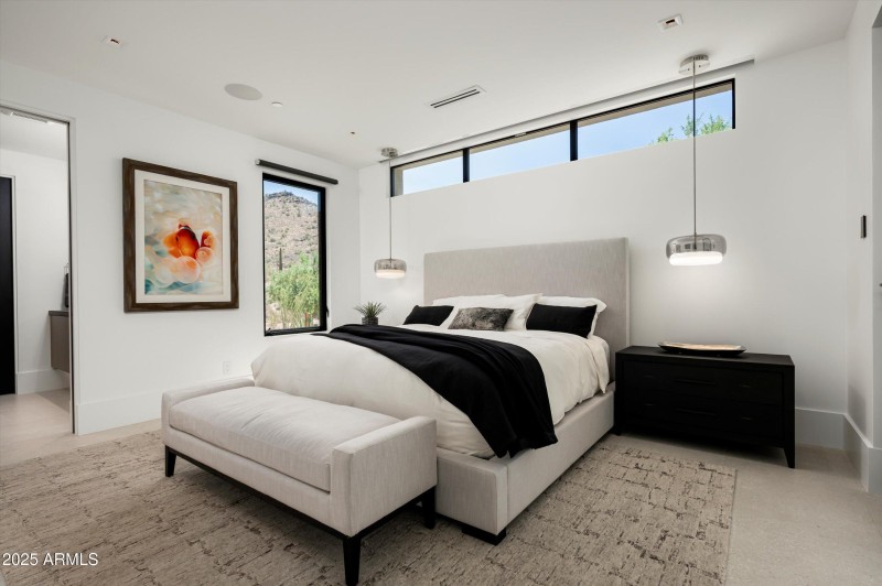 Bedroom 2 w/ ensuite