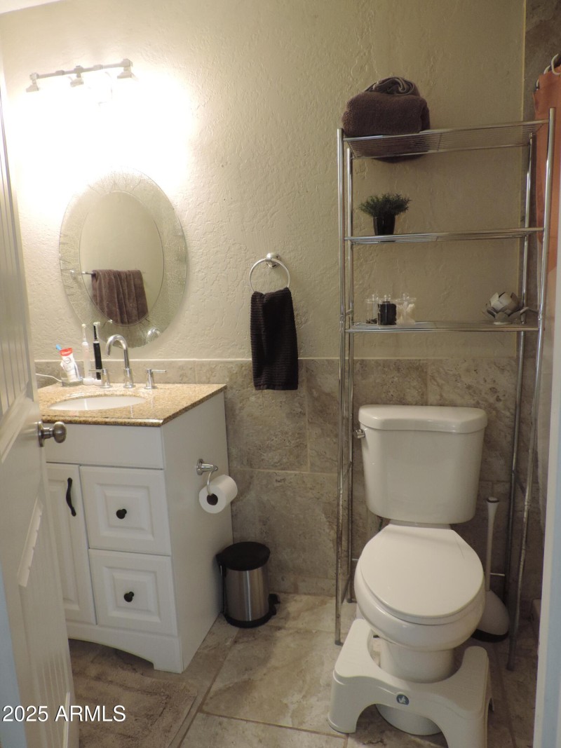 764 N Thunderbird DR 046