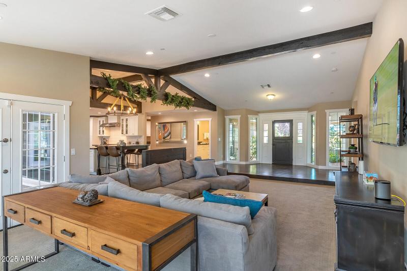 10_12140_N_76th_Ct__10_mls