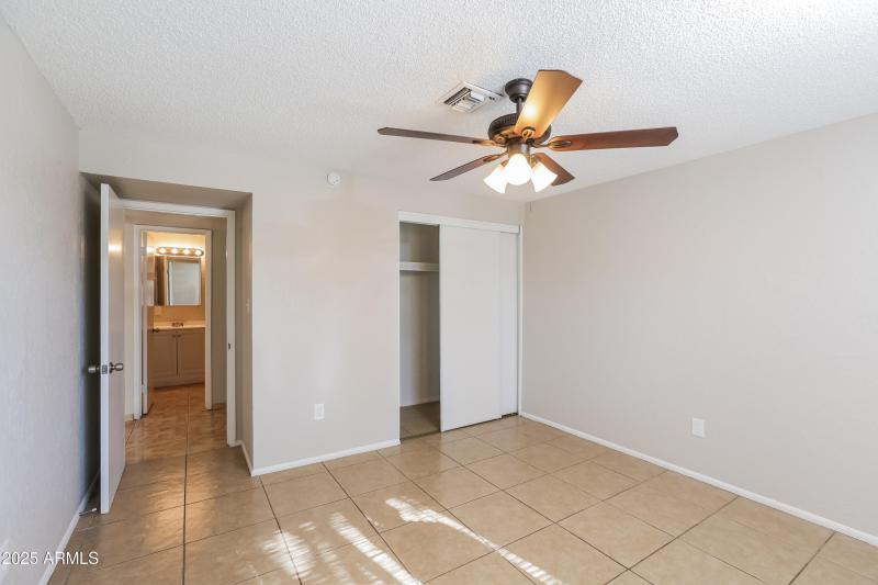 008-photo-primary-bedroom-10272868