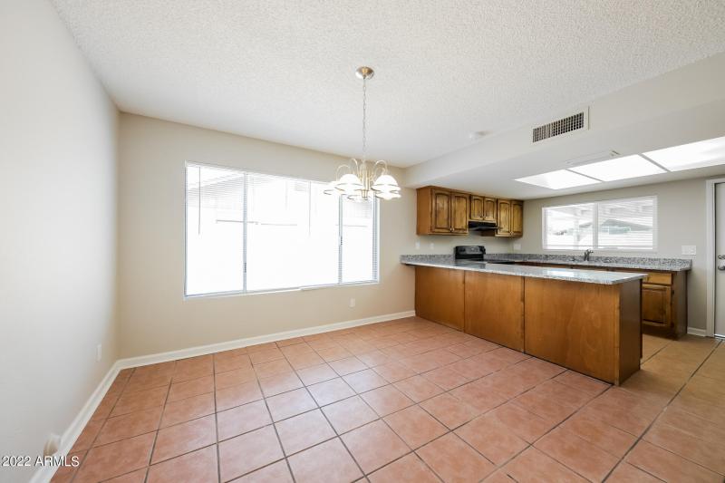 005-photo-dining-room-10999265