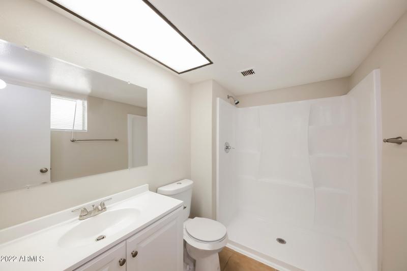 013-photo-bathroom-10999487