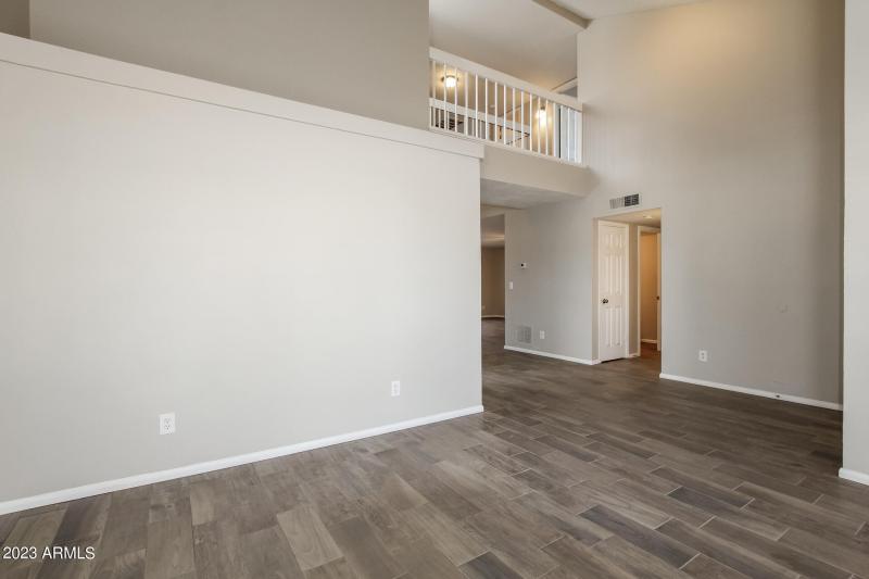 007-photo-family-room-7015377