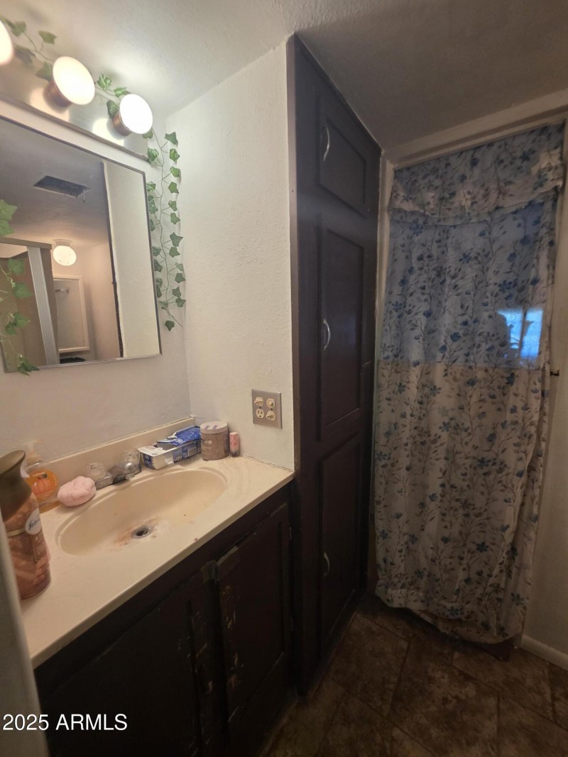 2nd BATHROOM-Vanity