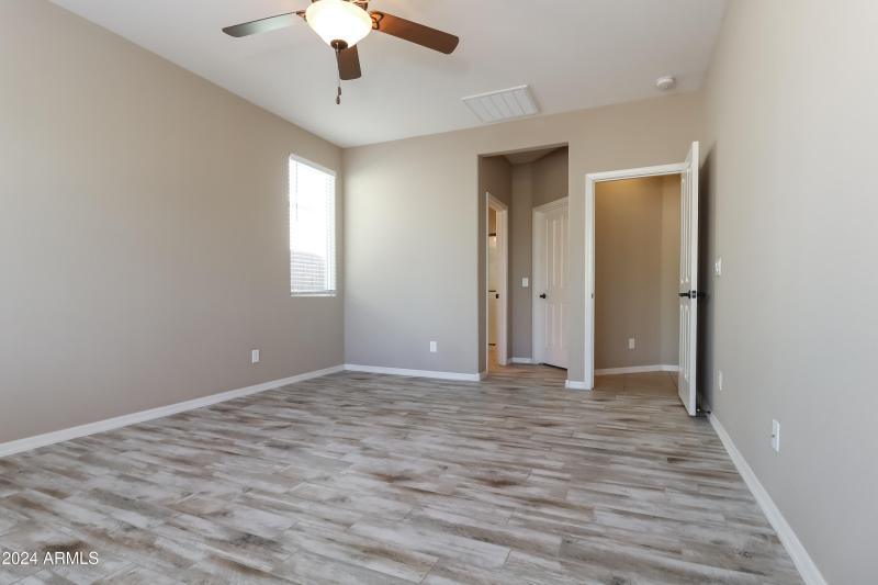 009-photo-primary-bedroom-11029942