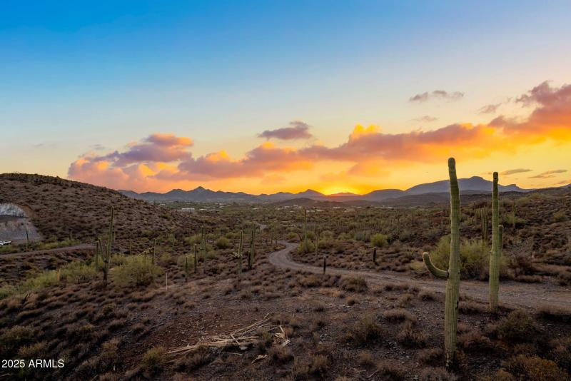 20 acres in Cave Creek