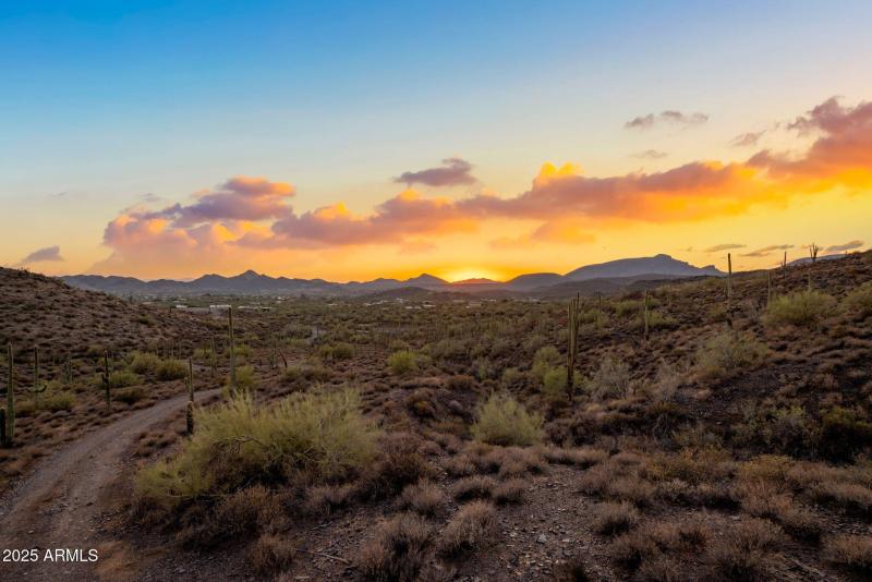 20 acres in Cave Creek