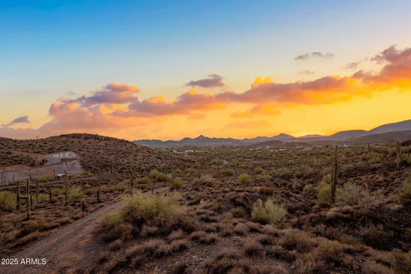 20 acres in Cave Creek