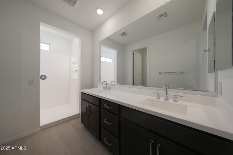 PHX_Lot 2127_Lagoon_4190_OwnersShower