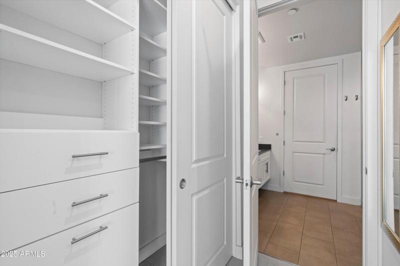 15-Walk-in Closet