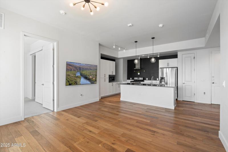 08-Living to Kitchen