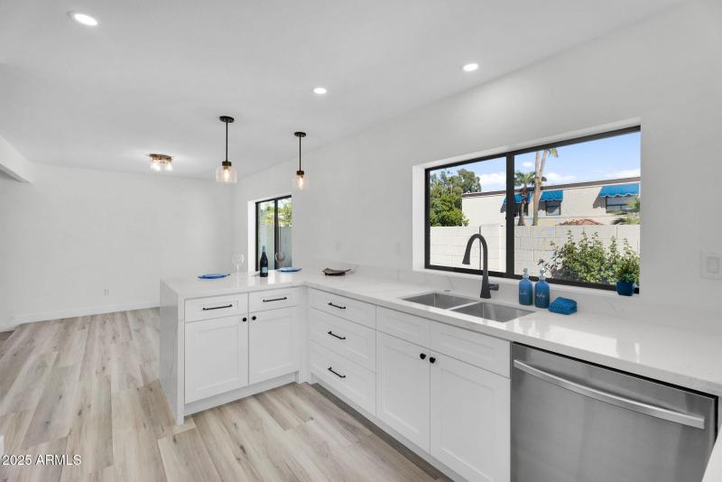 19-web-or-mls-4727 E Euclid Ave -22