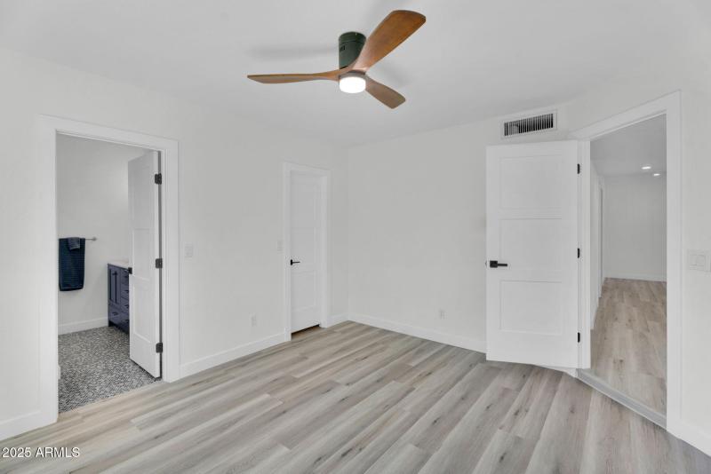 23-web-or-mls-4727 E Euclid Ave -24