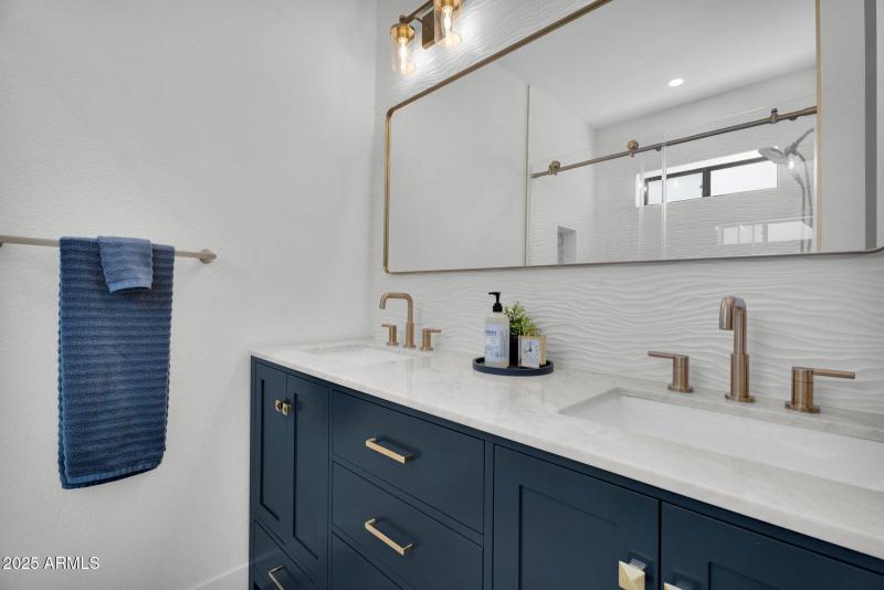 25-web-or-mls-4727 E Euclid Ave -27