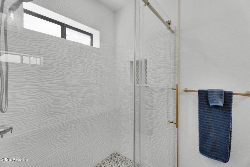 26-web-or-mls-4727 E Euclid Ave -28