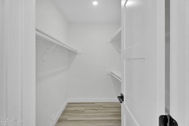 29-web-or-mls-4727 E Euclid Ave -25