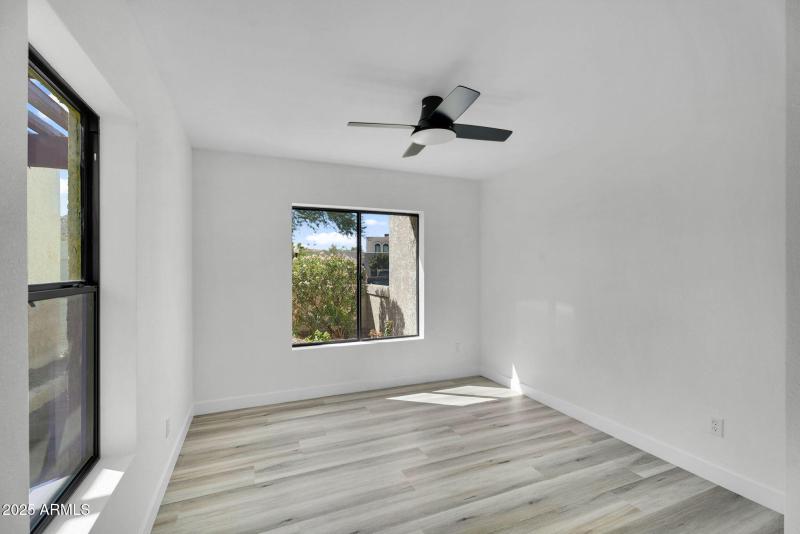 32-web-or-mls-4727 E Euclid Ave -32