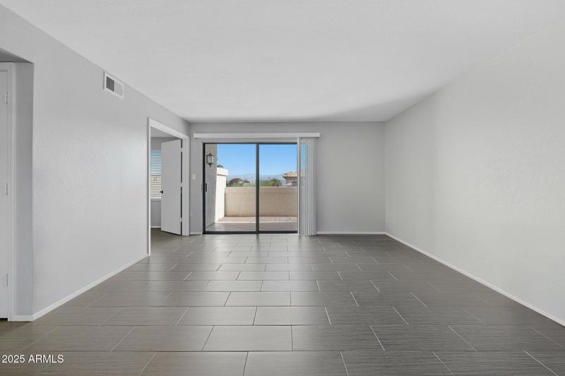 Living room - Decluttered