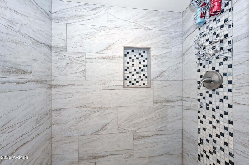 Walk-In Shower – Mosaic Tile