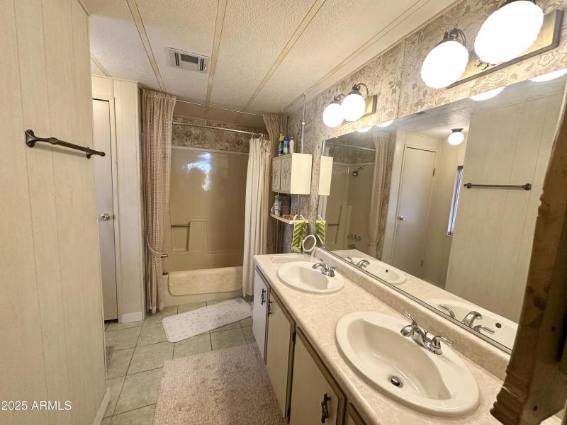 FABULOUS LARGE BATHROOM