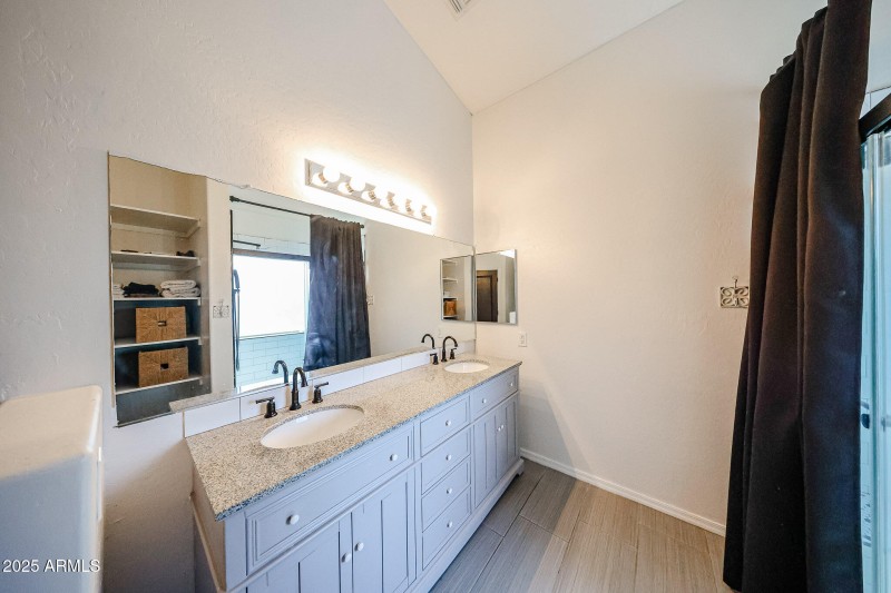 Dual-sink vanity in primary bath