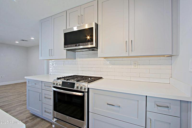 Gas Stove/Oven-Built-in Microwave