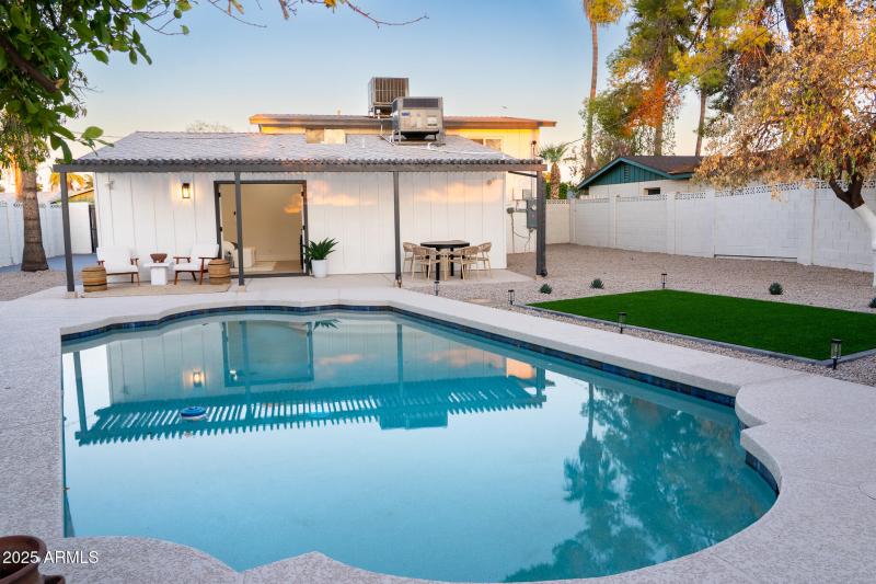 Pool with Artificial Turf