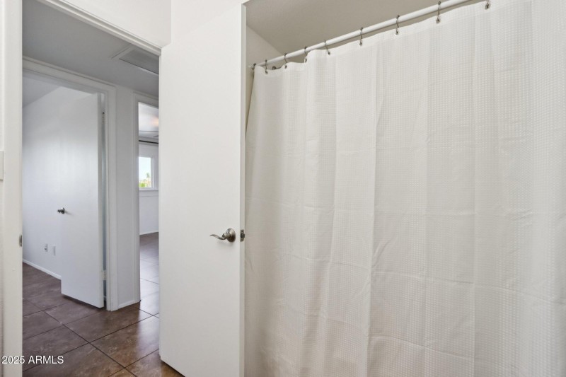 2nd Bathroom with shower / tub combo