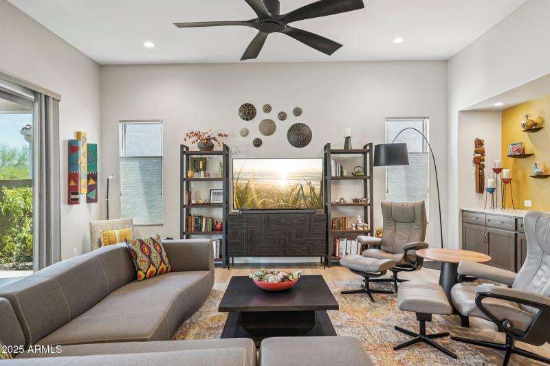 14-web-or-mls-W La Reata Ave-S1709-014