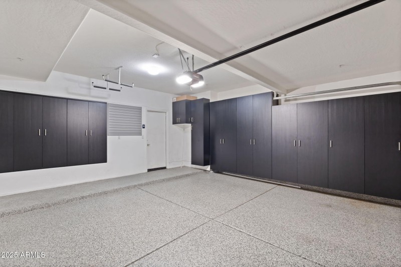 Garage w/ Lots of Storage