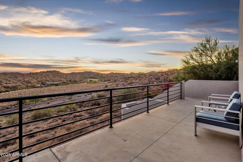 062_Upstairs Lookout Patio
