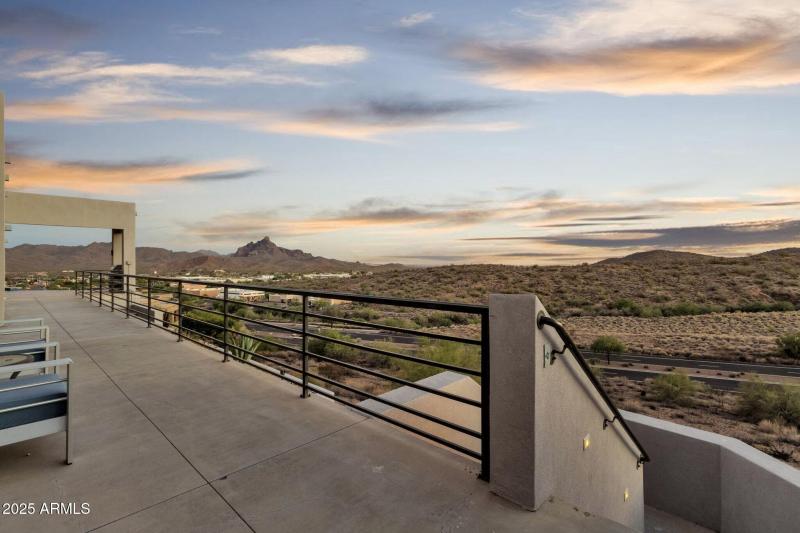 063_Upstairs Lookout Patio