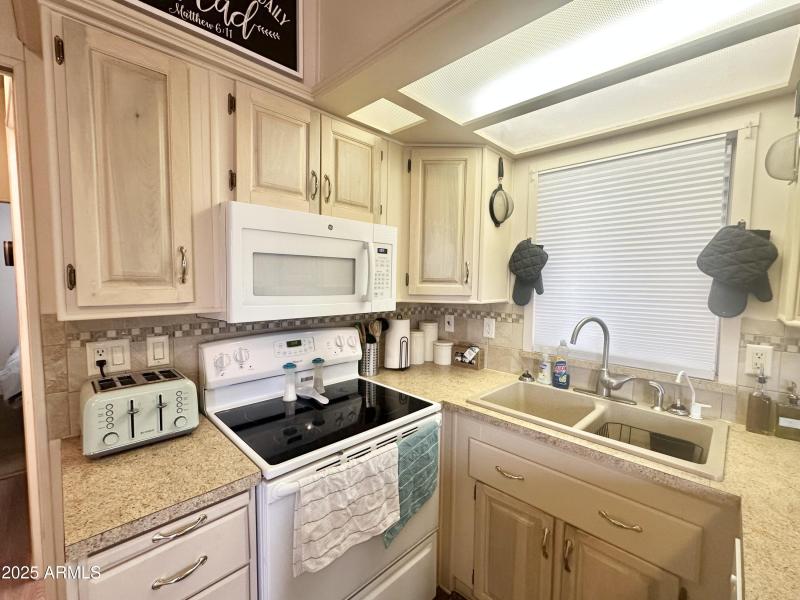 KITCHEN SINK/MICROWAVE