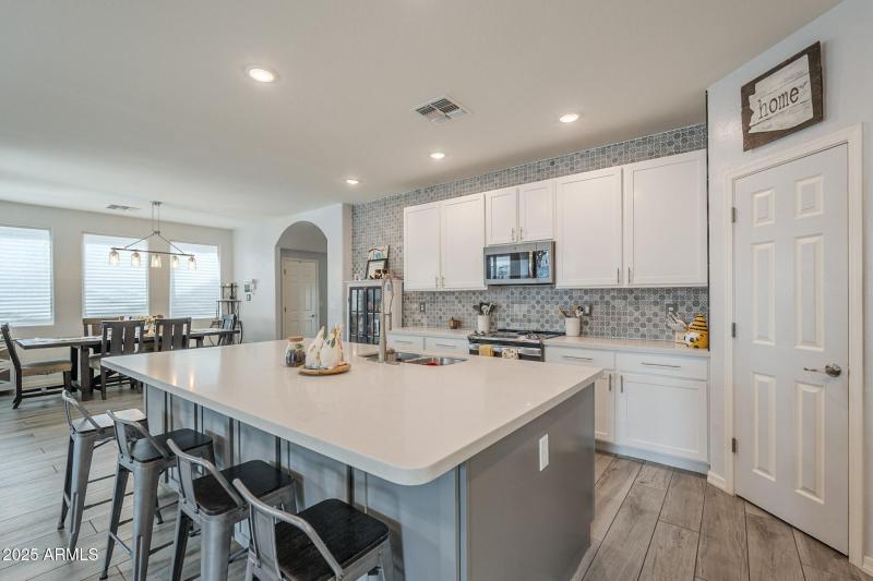 011_Huge Center Island