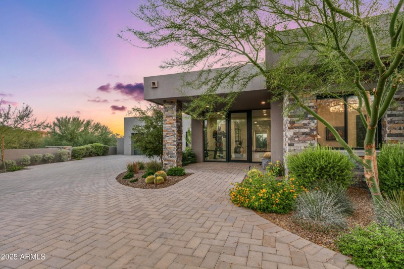 042_Entrance - Expansive Motor Court