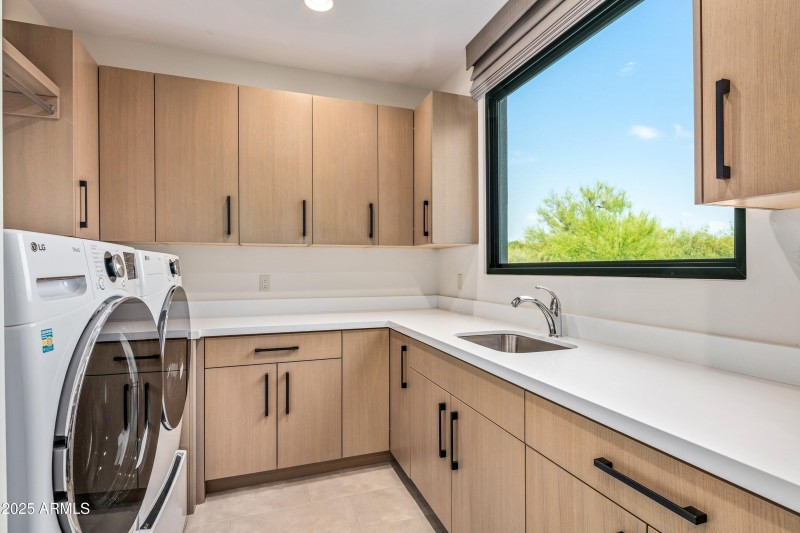 046_Laundry with a View