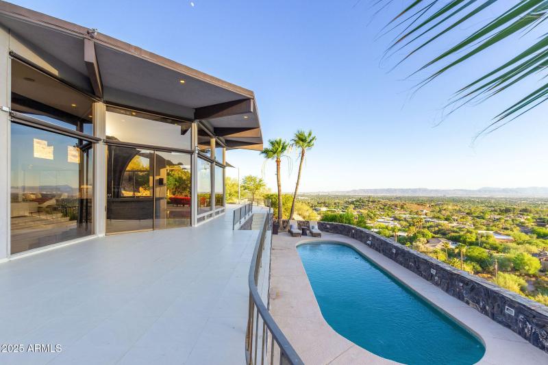 HUGE PATIO PVERLOOKS POOL