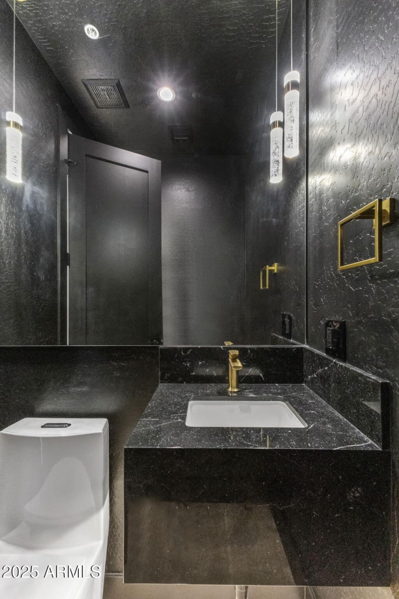 large-019943b5-8391-73e9-8656-46de34551c