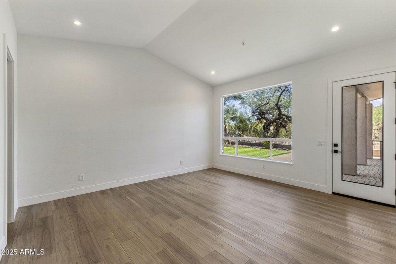 large-019943b5-8460-73ee-9225-adc00c3a0a