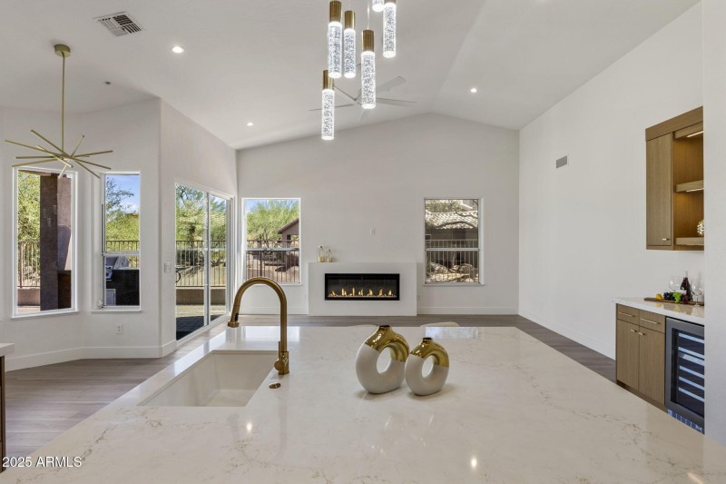 large-019943b5-83c3-736e-865d-44f9372ee0