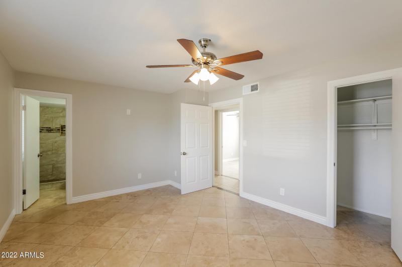 008-photo-primary-bedroom-11307875