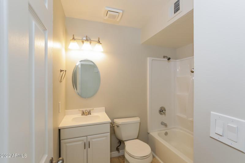 013-photo-bathroom-11307871