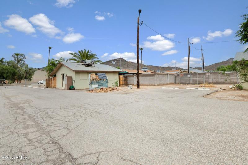 13-custom-1815 W Sahuaro Dr-13