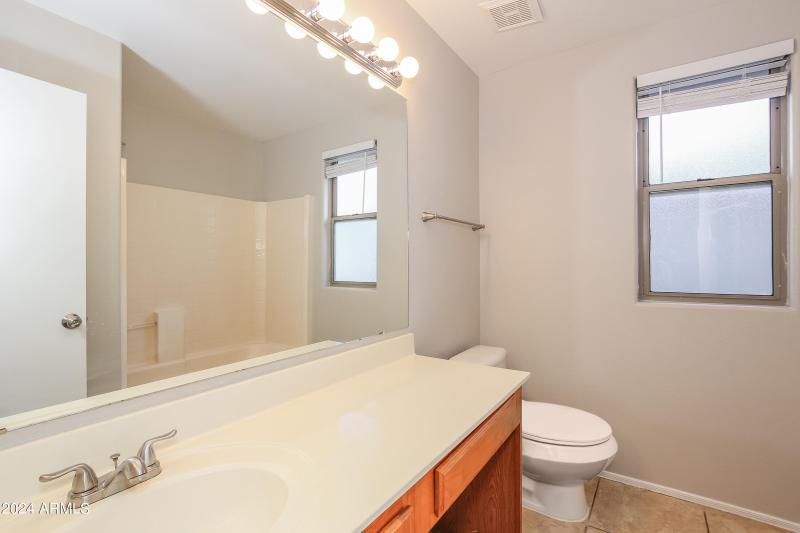 013-photo-bathroom-8781690