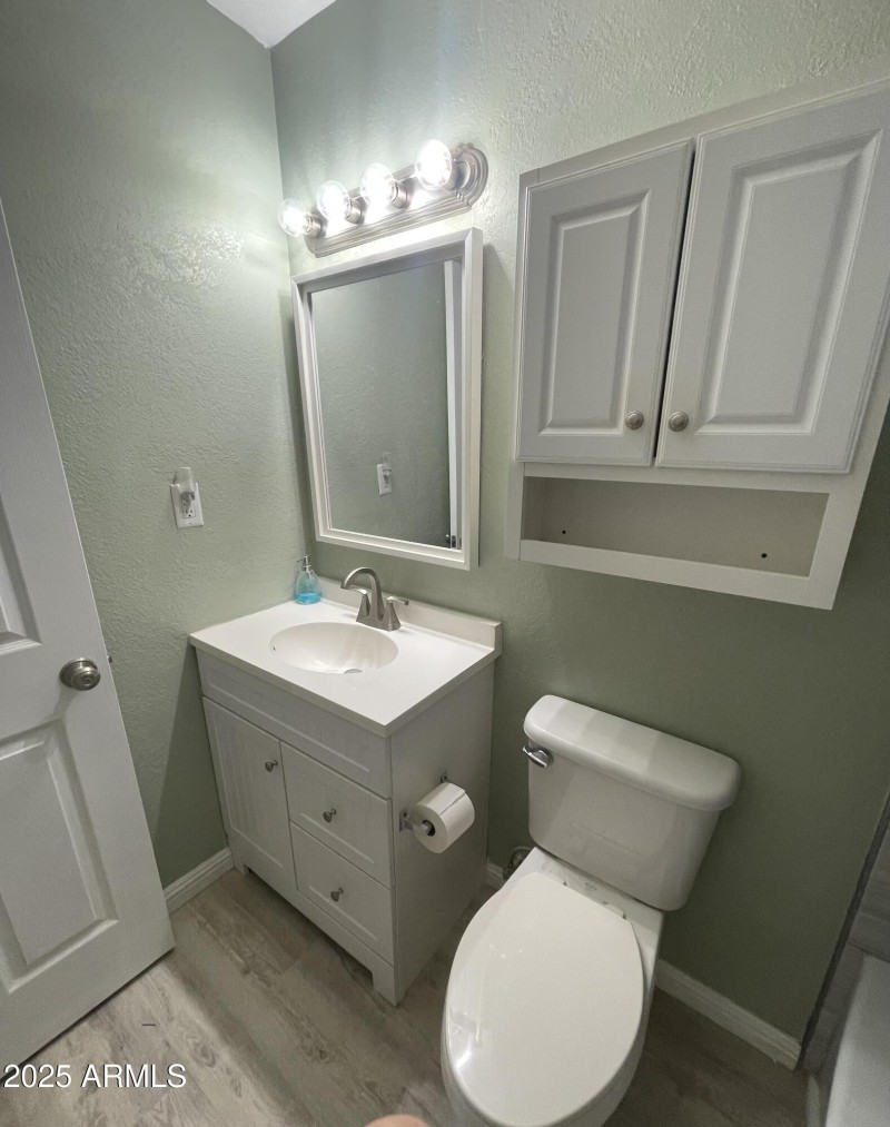 Full size bath-tons of room.